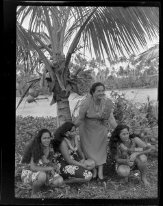 Aggie Grey mit samoanischen Schönheiten (ATL WA-31500-F)