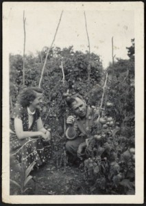 Frank Sargeson mit Christine Cole in seinem Gemüsegarten