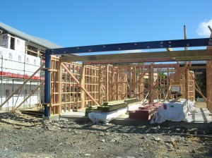 Leichtbauweise in Auckland: keine Unterkellerung, eine Stahbetonplatte, ein paar Rigipswändeplatten auf ein Holzgerüst getackert - fertig ist das Haus. (c) NZ2Go.de
