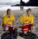 Logan Adams und Chris O'Neill am Strand von Piha