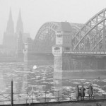 Neuseeländische Soldaten blicken auf den Kölner Dom